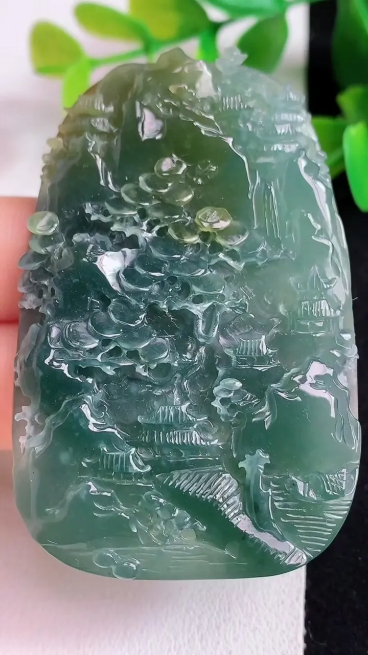 天然A货翡翠蓝水双彩山水牌吊坠，尺寸60.7-39-7.8，重:34.22g
5月12日