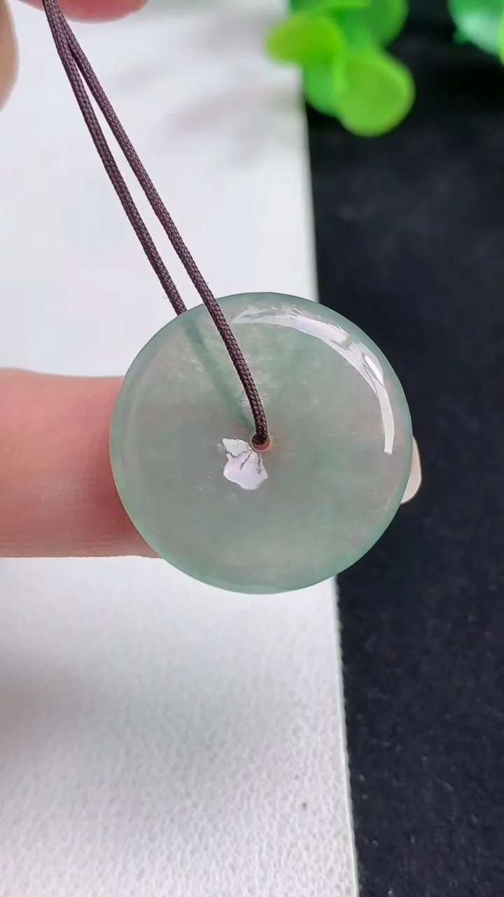 天然A货翡翠平安扣吊坠，尺寸23.8-3.6，重量:4.35g
5月12日