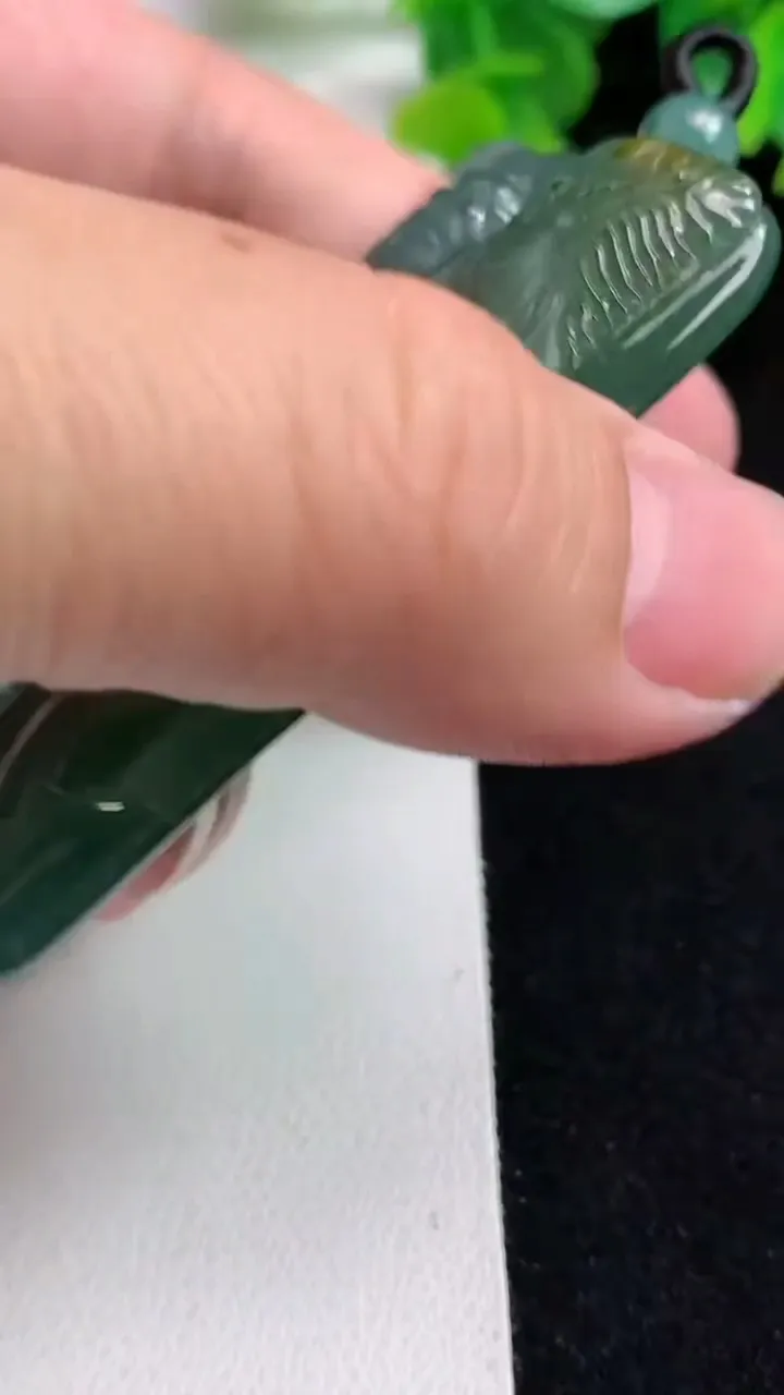 天然A货翡翠蓝水双彩文殊菩萨吊坠，尺寸69-35.6-9.2，重量:55.74g
5月12日