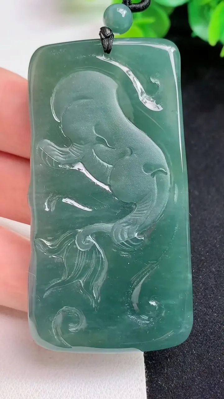 天然A货翡翠蓝水双彩文殊菩萨吊坠，尺寸69-35.6-9.2，重量:55.74g
5月12日