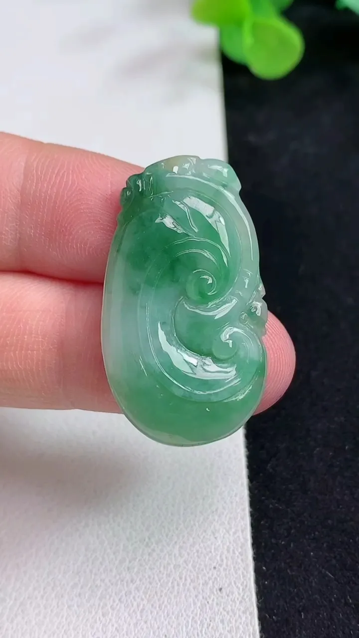 天然A货翡翠如意吊坠，尺寸33.4-19.6-4.4，重量:5.56g
5月12日