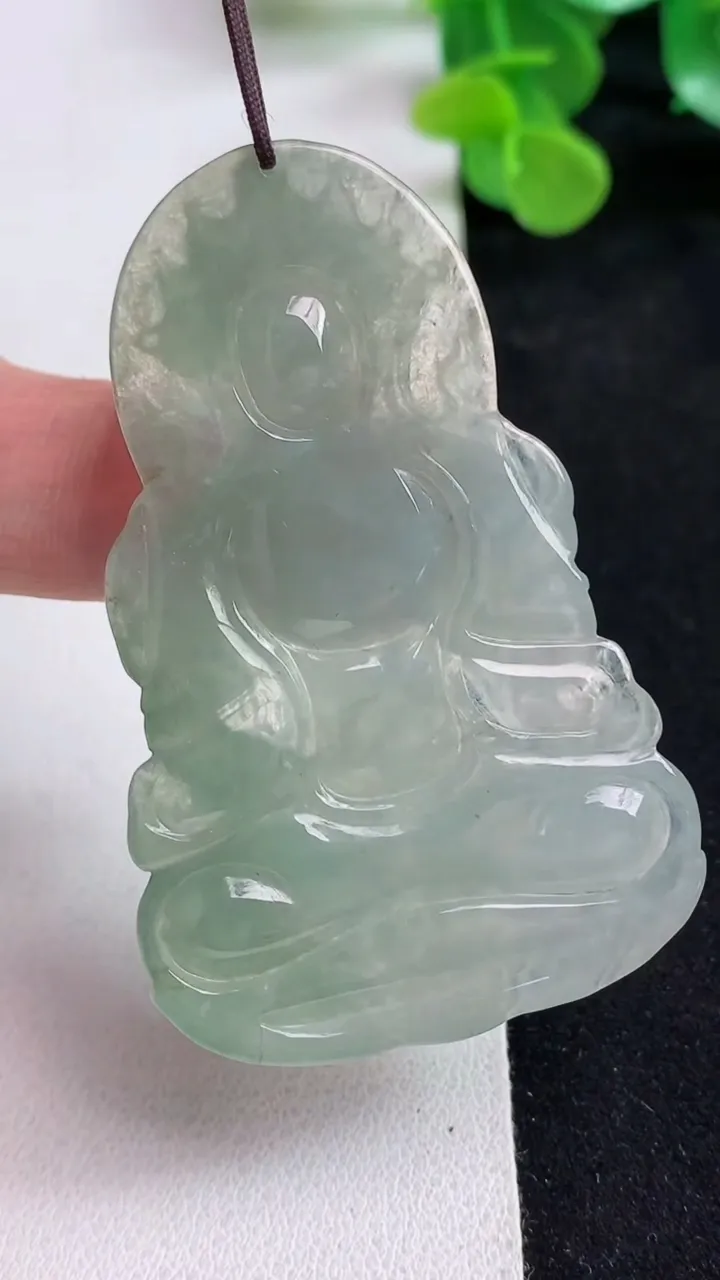 天然A货翡翠度母吊坠，尺寸59.2-37.8-5.2，重量:18.67g
5月12日