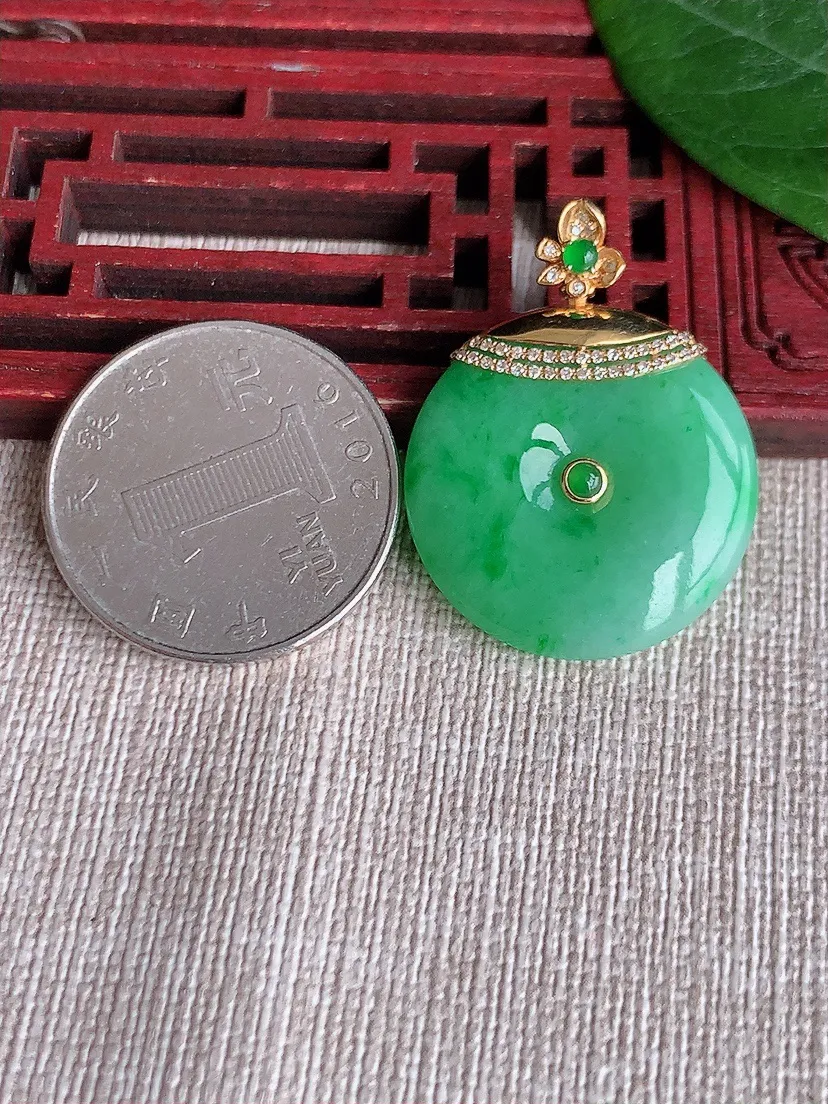 天然A货翡翠18K金伴飘绿平安扣吊坠尺寸31.8×24.3×5.4m量8.22g 0511
