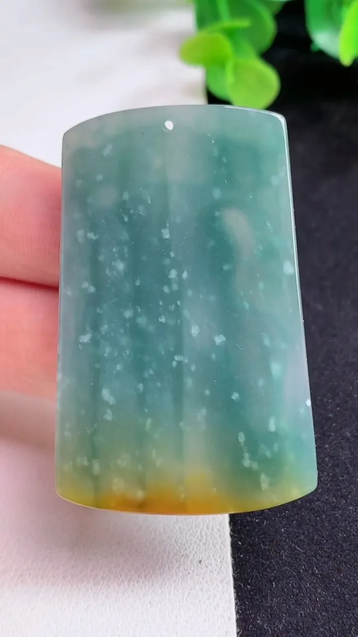 天然A货翡翠蓝水双彩生肖虎吊坠，尺寸54-34-7.5，重量:29.10g
5月12日