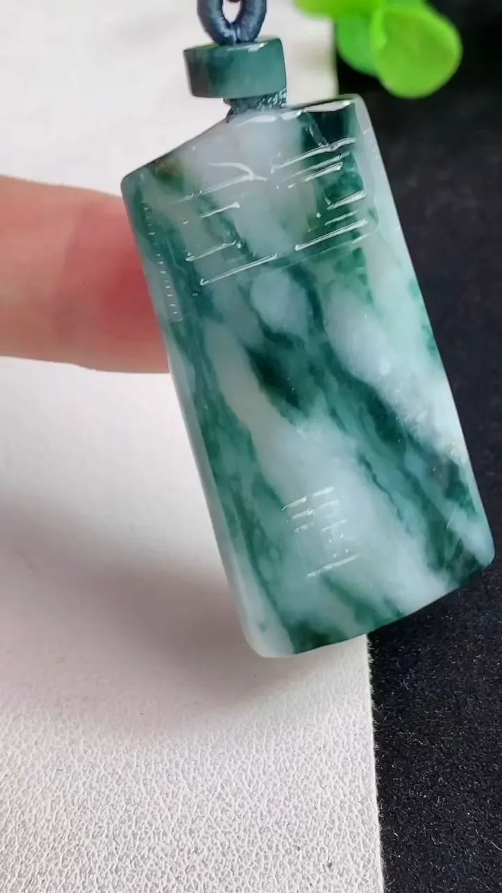 天然A货翡翠飘花仿古无事牌吊坠，尺寸45.7-24-5.5，重量:16.21g
5月12日