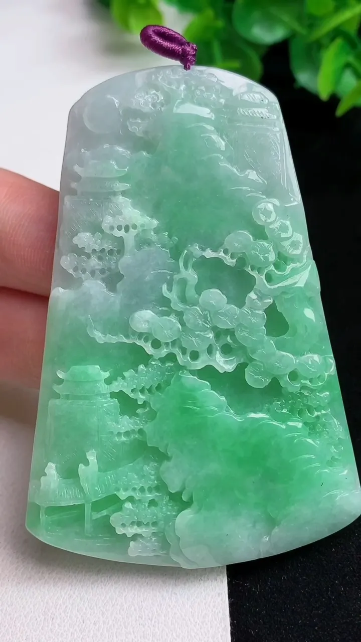 天然A货翡翠山水牌吊坠，尺寸77-51.5-6.4，重量:50.38g
5月12日