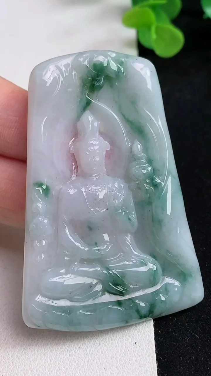 天然A货翡翠飘花大势至观音菩萨吊坠，尺寸64.5-43-5，重量:28.29g
5月12日