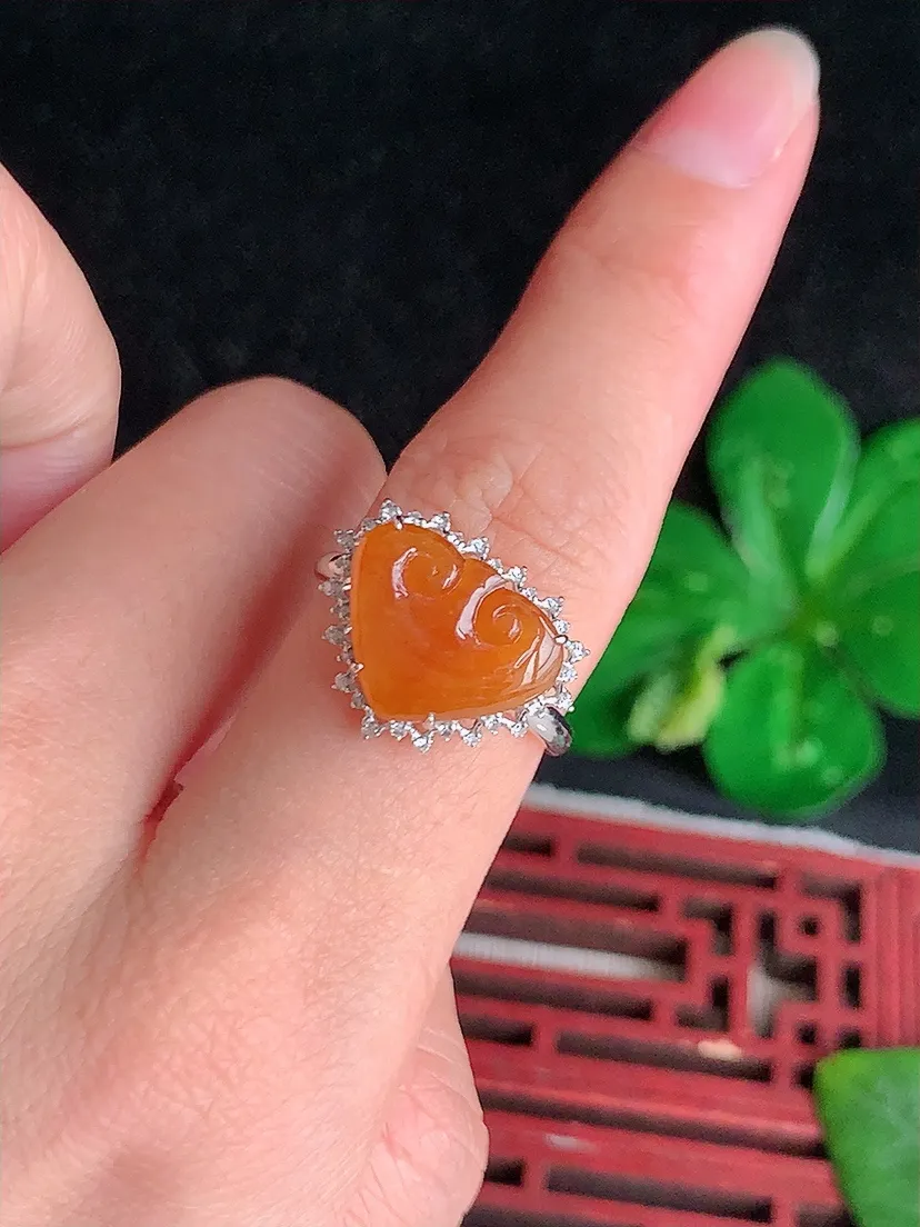 天然A货翡翠18K金伴钻镶嵌红翡如意戒指 圈口17.6裸石尺寸10.7×13.8mm 重量2.70g 0511