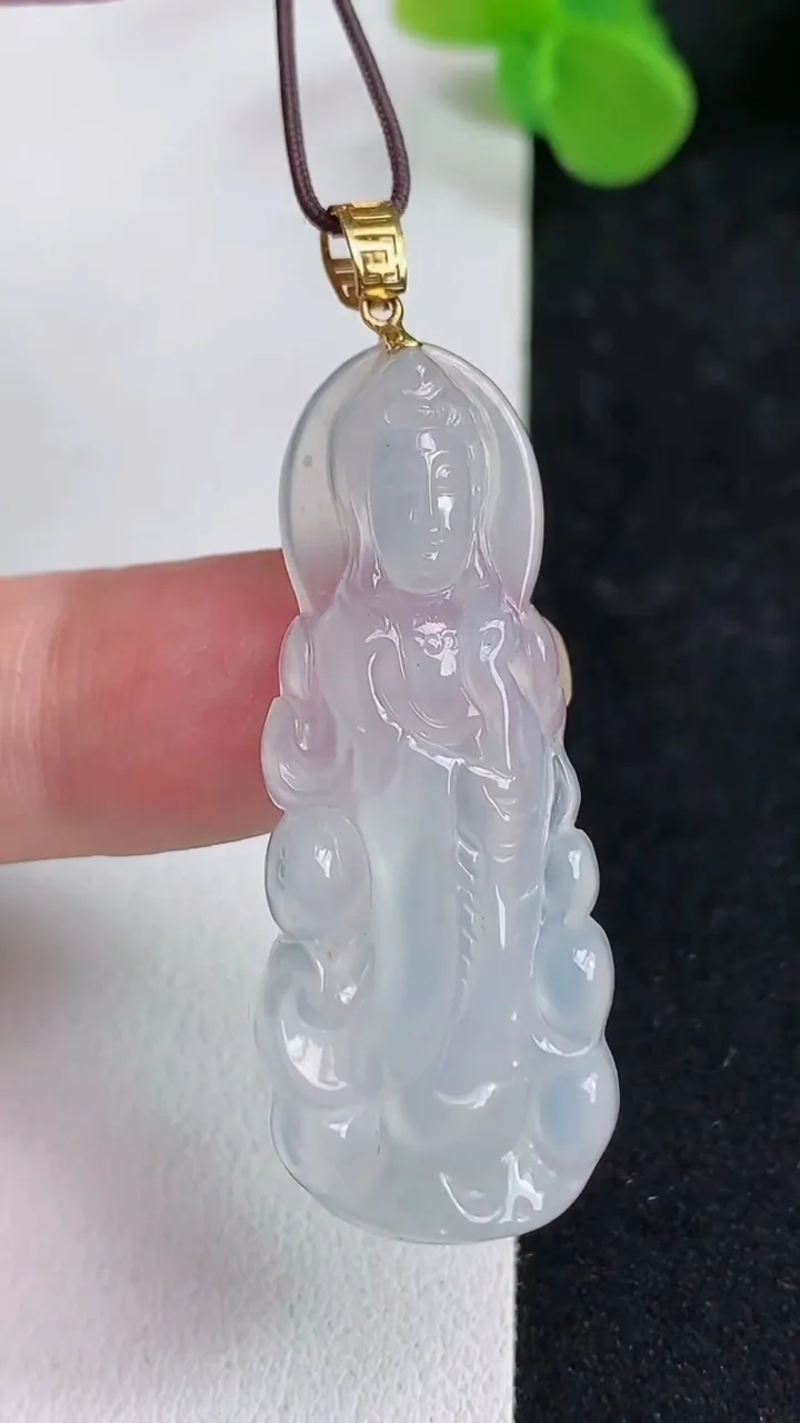 天然A货翡翠白冰观音菩萨吊坠，尺寸41.4-17-5，重量:6.94g
5月12日