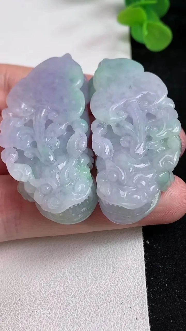 天然A货翡翠春带彩 紫罗兰貔貅吊坠一对，尺寸49.7-23.8-11.6，重量:60.78g
5月12日