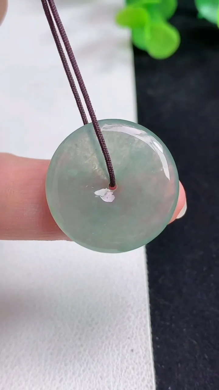天然A货翡翠平安扣吊坠，尺寸23.8-3.6，重量:4.35g
5月12日