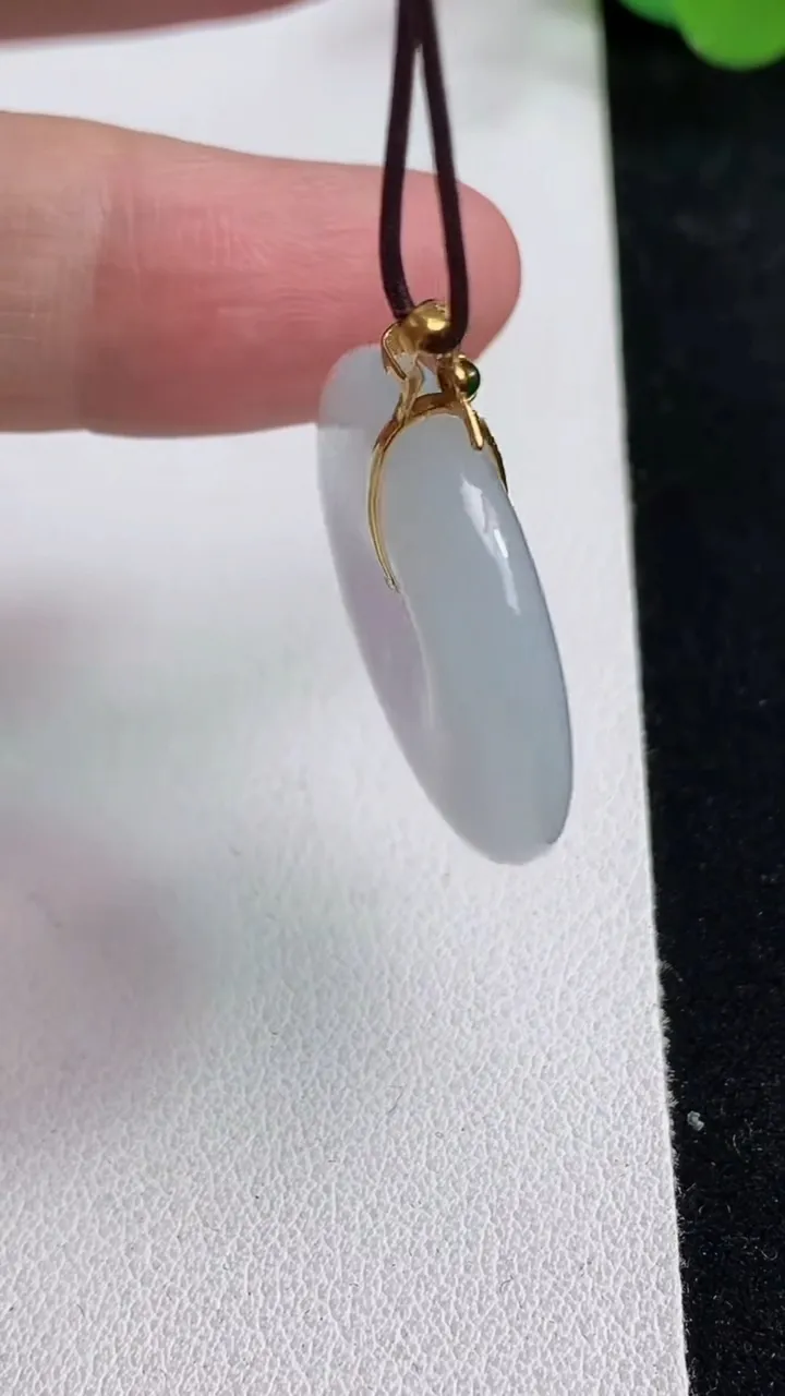 天然A货翡翠k金紫罗兰平安扣吊坠，尺寸25.7-5.5，重量:8.10g
5月12日