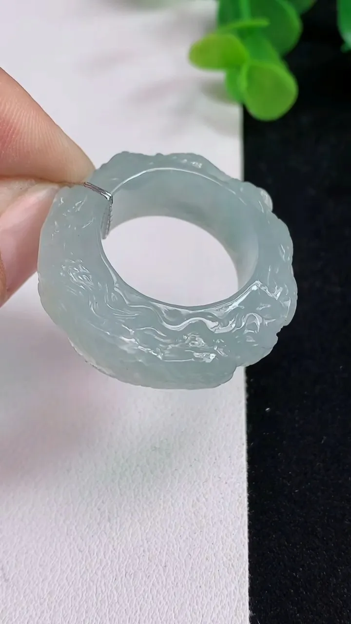 天然A货翡翠白冰指环扳指，尺寸21-9.8-6.8，重量:15.94g2025年5月12日
工厂直销收藏佳品,种好水足，色泽均匀，有种有色，上手高大气！