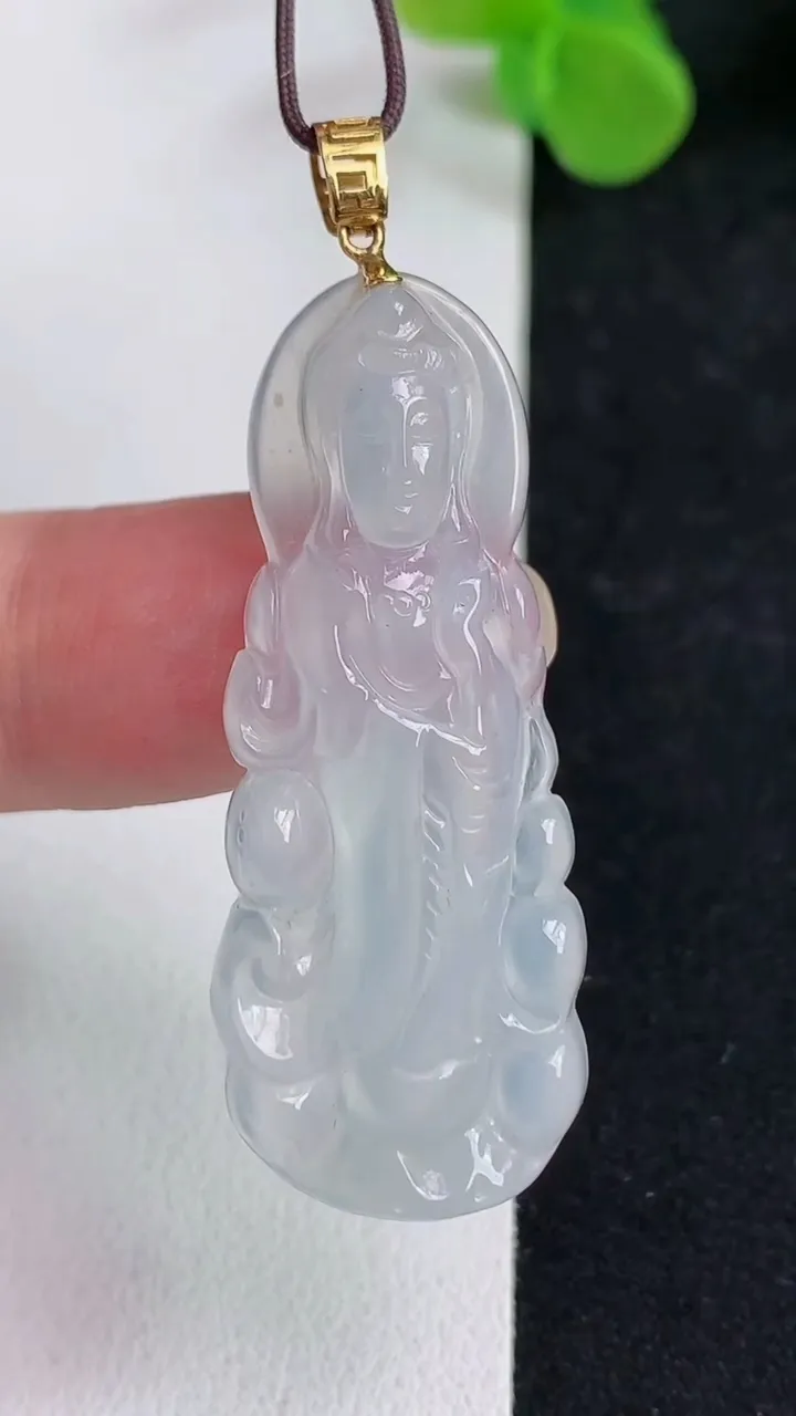 天然A货翡翠白冰观音菩萨吊坠，尺寸41.4-17-5，重量:6.94g
5月12日