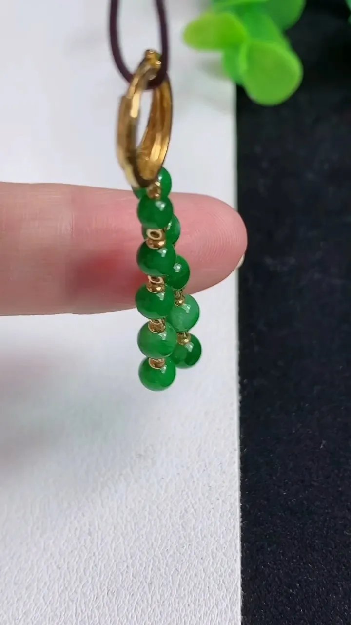 天然A货翡翠圆珠耳坠，尺寸4.6，重量:3.23g5月12日
工厂直销收藏佳品,种好水足，色泽均匀，有种有色，上手高大气！