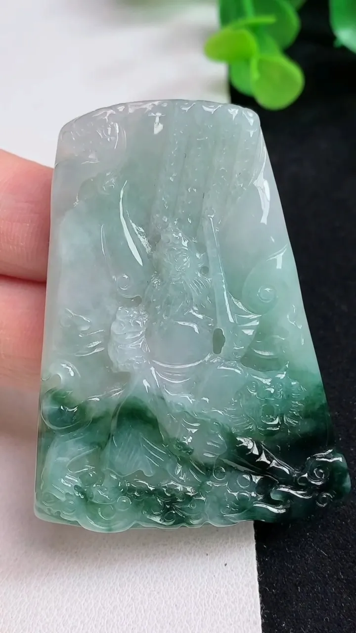 天然A货翡翠飘花关公吊坠，尺寸60-44.5-5，重量:29.40g
5月12日