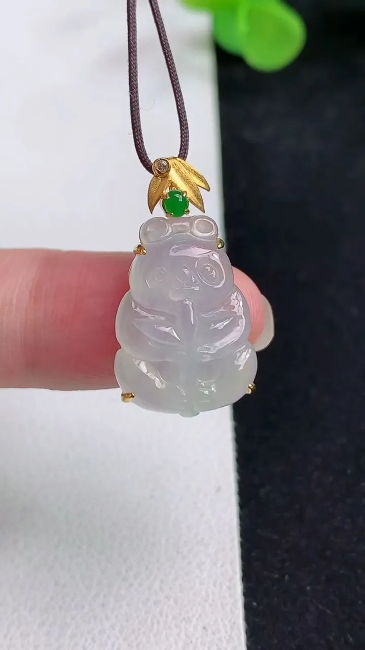 天然A货翡翠白冰熊猫吊坠，尺寸19-14-6.6，重量:3.15g
5月12日