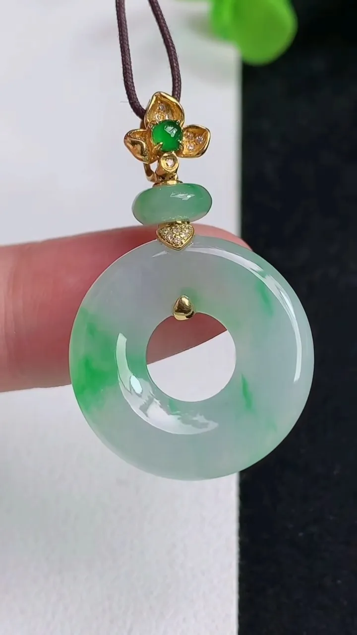天然A货翡翠平安环吊坠，尺寸22-3.8，重量:4.72g
5月13日