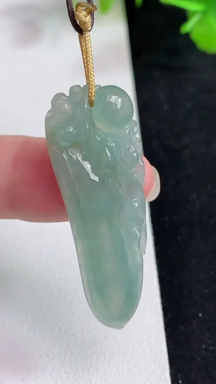 天然A货翡翠福瓜吊坠，尺寸42.8-12.8-4.4，重量:5.35g
5月13日