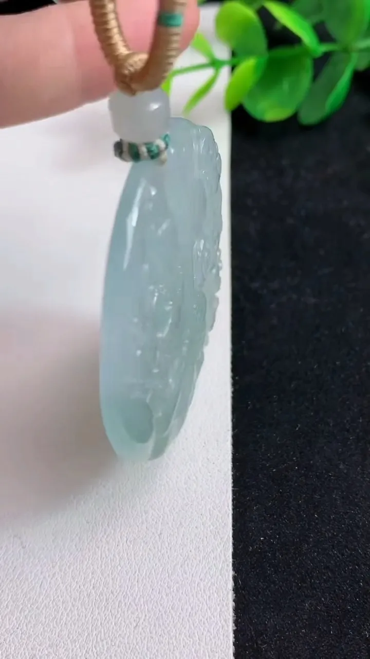 天然A货翡翠白冰虚空藏观音菩萨吊坠，尺寸51-5，重量:34.36g
5月13日