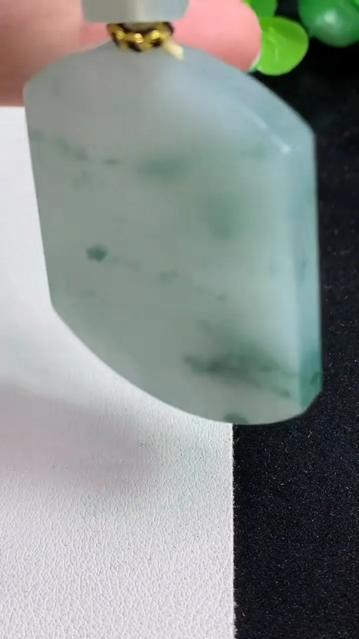 天然A货翡翠飘花仿古无事牌吊坠，尺寸52-41.7-5.4，重量:39.58g
5月13日