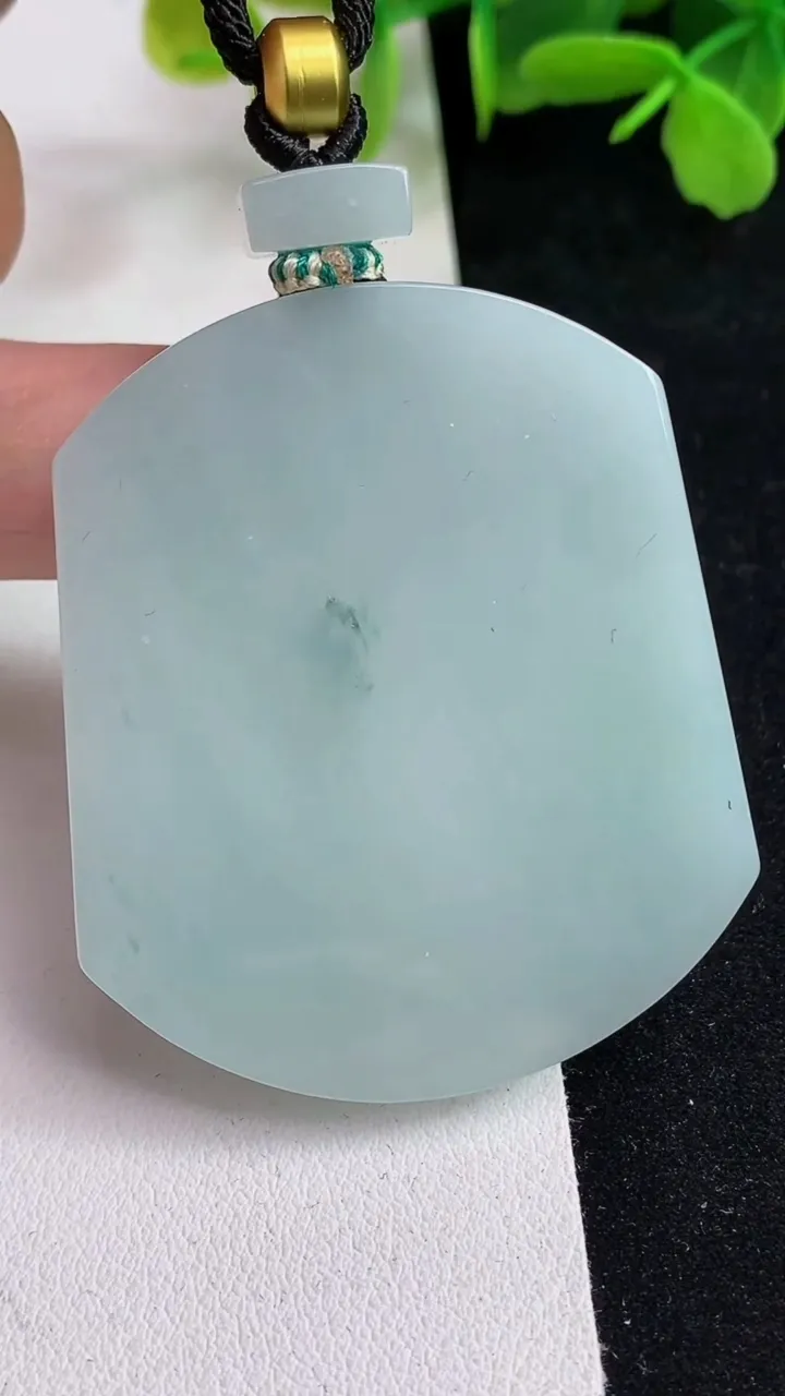 天然A货翡翠飘花无事牌吊坠，尺寸49-42-5.5，重量:38.87g
5月14日