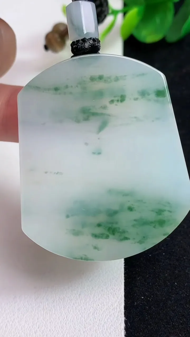 天然A货翡翠飘花无事牌吊坠，尺寸47.8-41.6-6.2，重量:38.77g
5月13日