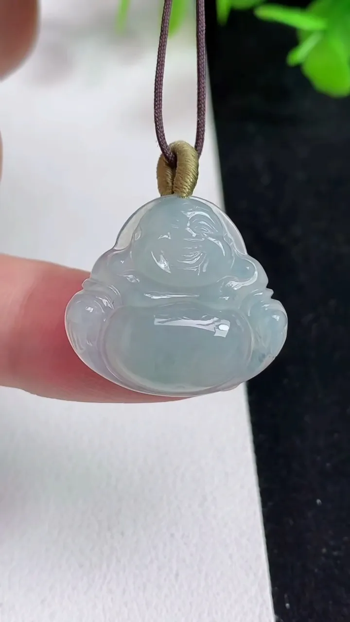 天然A货翡翠白冰佛公吊坠，尺寸20.6-23.2-4.3，重量:3.85g
5月13日