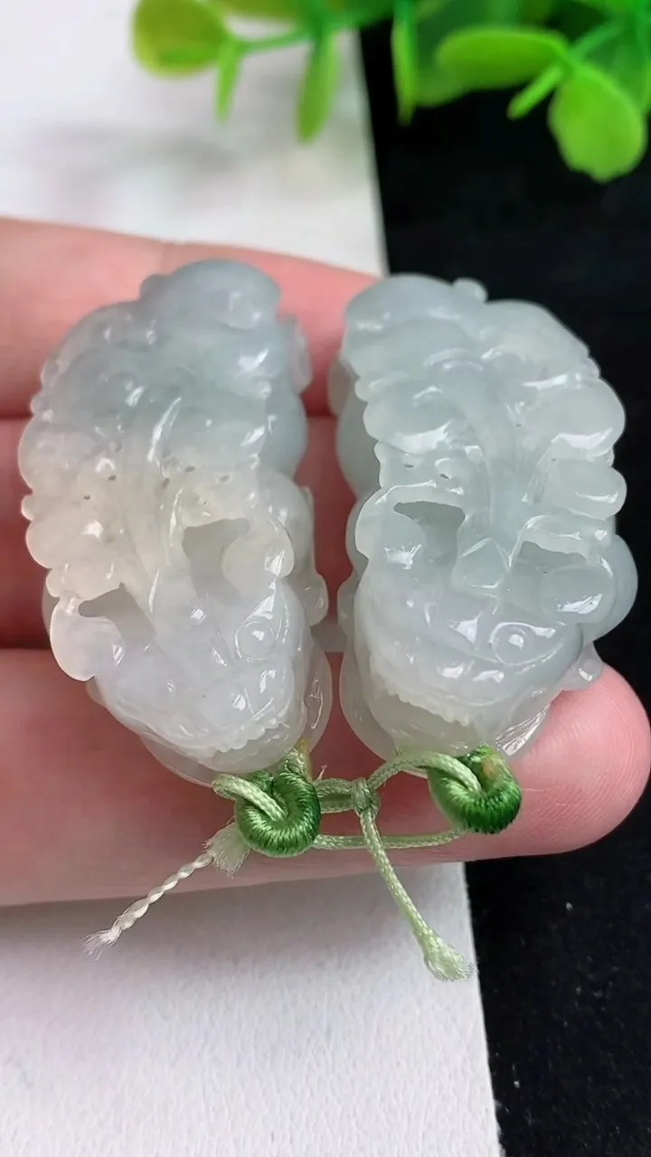 天然A货翡翠白冰貔貅吊坠一对，尺寸40.4-19.4-10.8，重量:39.71g
5月13日