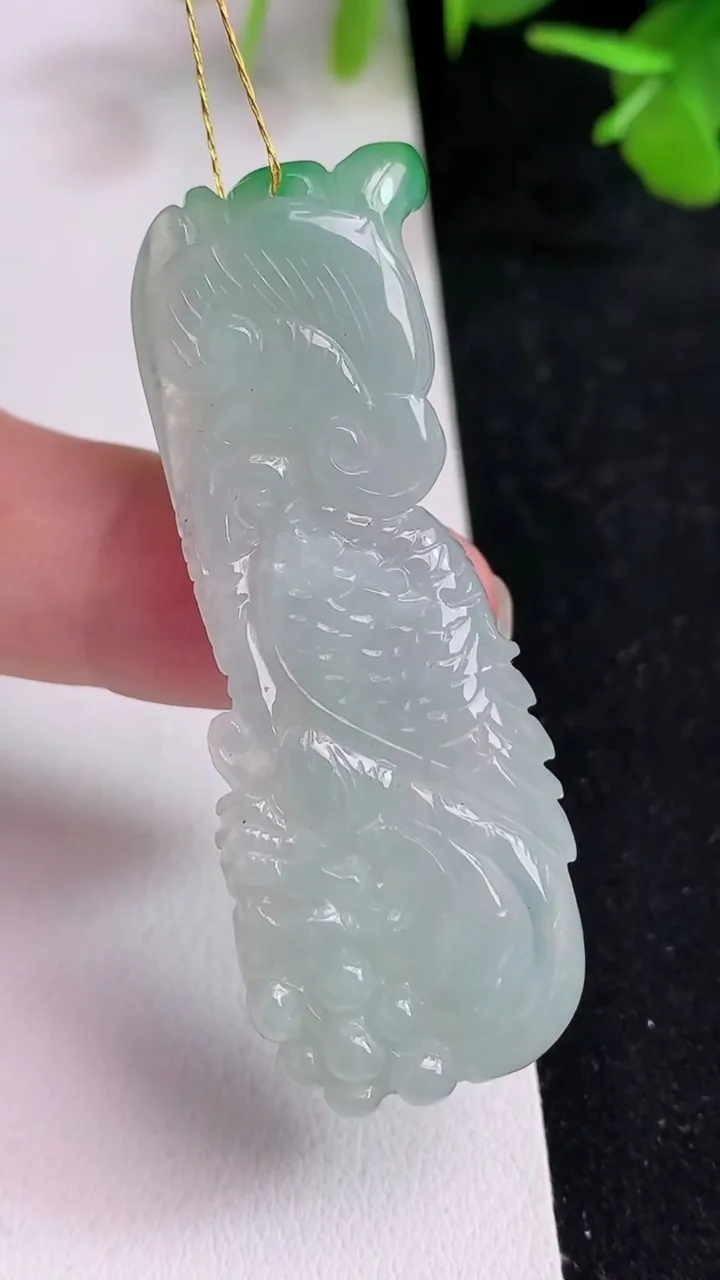 天然A货翡翠英明神武吊坠，尺寸53.5-19.5-6，重量:14.34g
5月13日