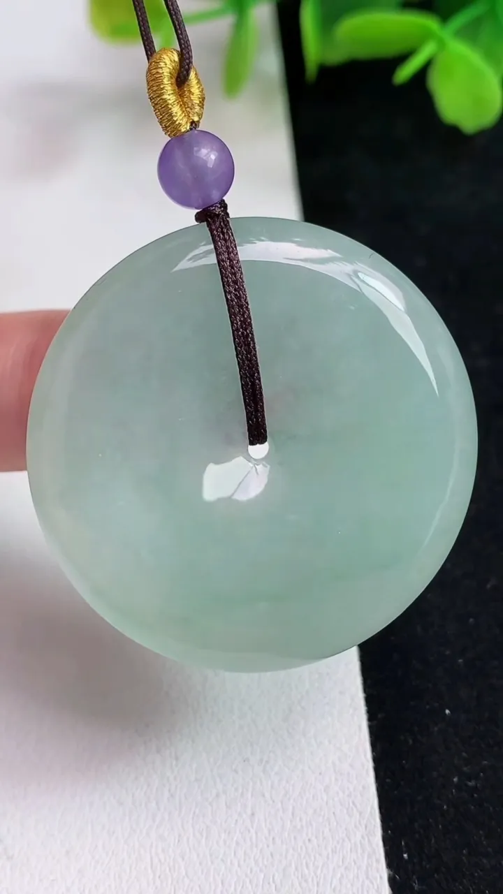 天然A货翡翠平安扣吊坠，尺寸37.4-5.3，重量:17.90g
5月13日