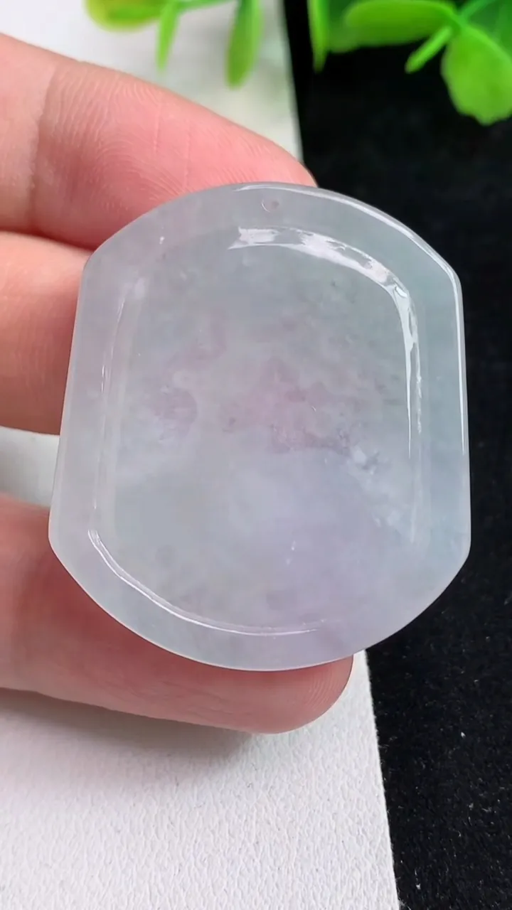 天然A货翡翠生肖兔吊坠，尺寸39.3-34-4.3，重量:12.27g
5月13日