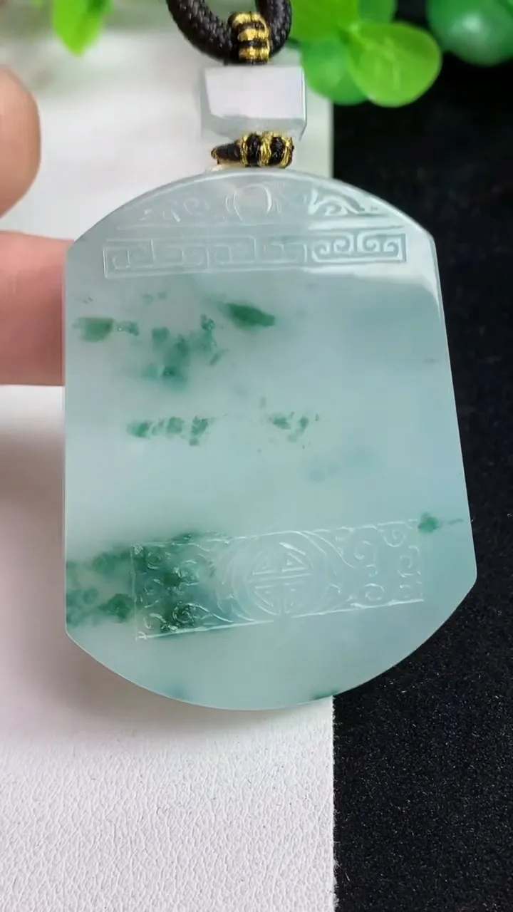 天然A货翡翠飘花仿古无事牌吊坠，尺寸52-41.7-5.4，重量:39.58g
5月13日