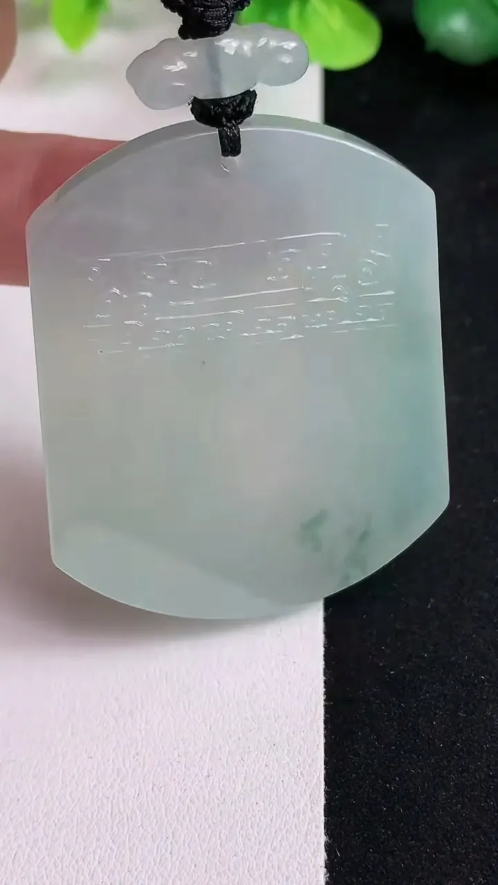 天然A货翡翠飘花仿古无事牌吊坠，尺寸52-42.2-6，重量:42.66g
5月13日