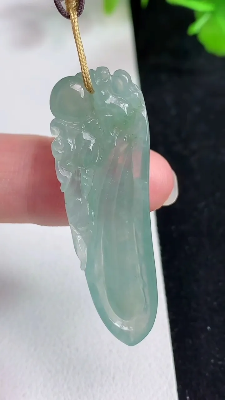 天然A货翡翠福瓜吊坠，尺寸42.8-12.8-4.4，重量:5.35g
5月13日