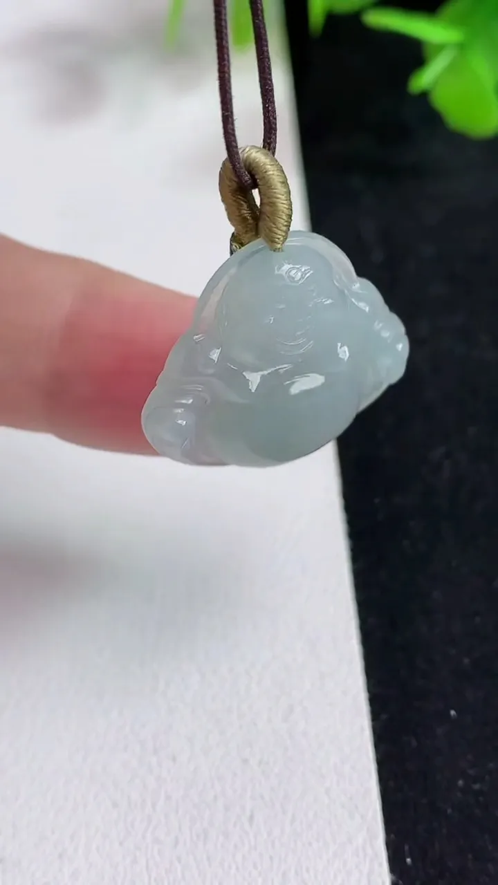 天然A货翡翠白冰佛公吊坠，尺寸20.6-23.2-4.3，重量:3.85g
5月13日