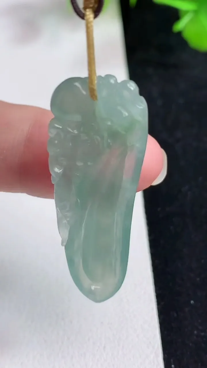 天然A货翡翠福瓜吊坠，尺寸42.8-12.8-4.4，重量:5.35g
5月13日