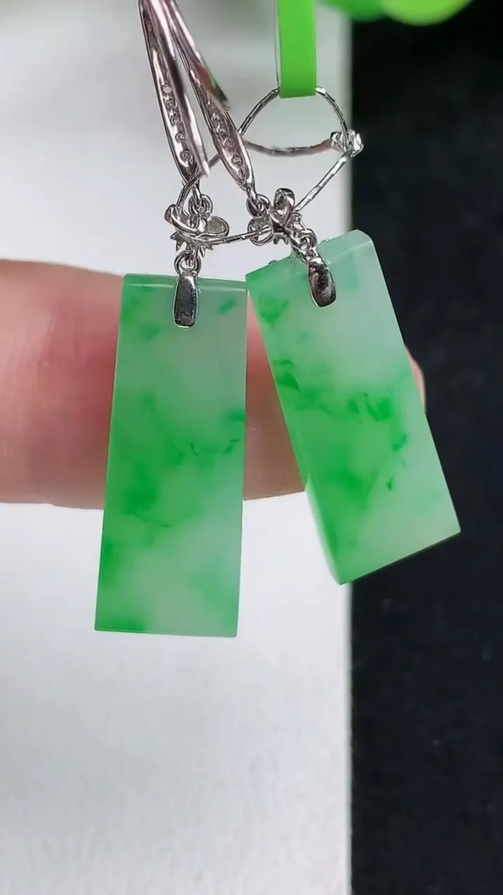 天然A货翡翠无事牌耳钩，尺寸22.2-8.5-2.4，重量:4.00g
5月13日