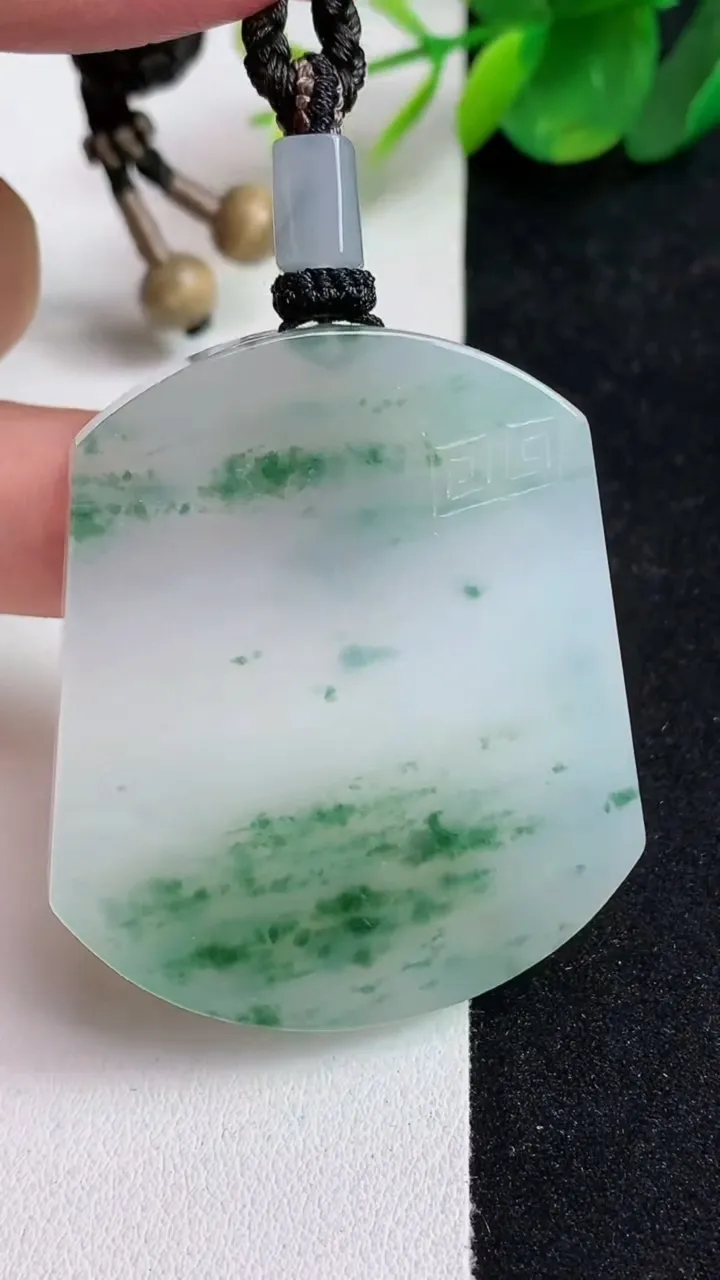 天然A货翡翠飘花无事牌吊坠，尺寸47.8-41.6-6.2，重量:38.77g
5月13日