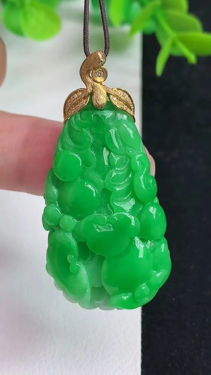 天然A货翡翠白菜吊坠，尺寸37.8-22.6-11.2，重量:14.47g
5月13日
