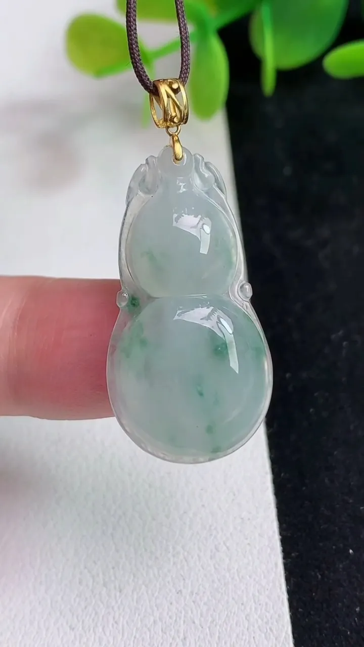 天然A货翡翠飘花葫芦吊坠，尺寸30.4-15.8-3.8，重量:3.49g
5月13日