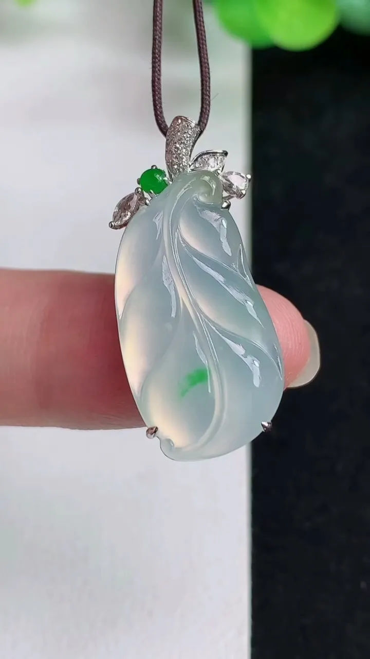 天然A货翡翠金枝玉叶 叶子吊坠，尺寸24.3-13.4-5.2，重量:2.96g
5月13日