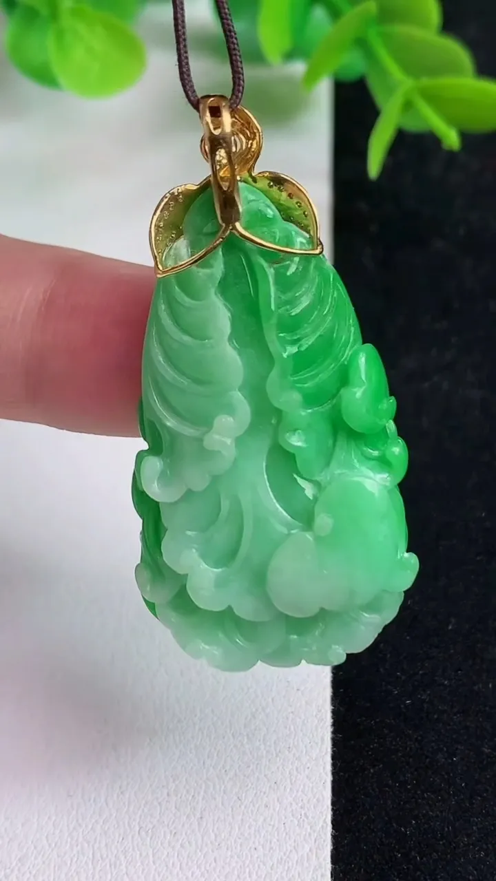 天然A货翡翠白菜吊坠，尺寸37.8-22.6-11.2，重量:14.47g
5月13日