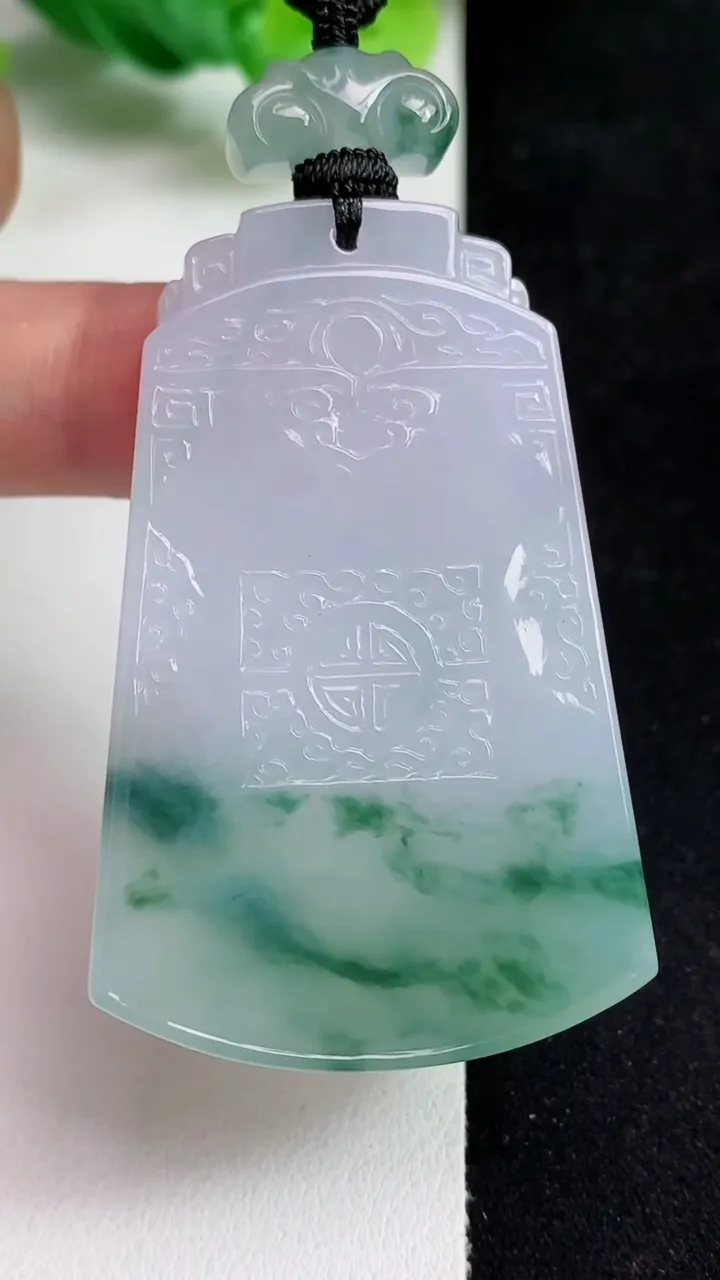 天然A货翡翠飘花仿古无事牌吊坠，尺寸53.4-35.3-6.5，重量:38.44g
5月13日