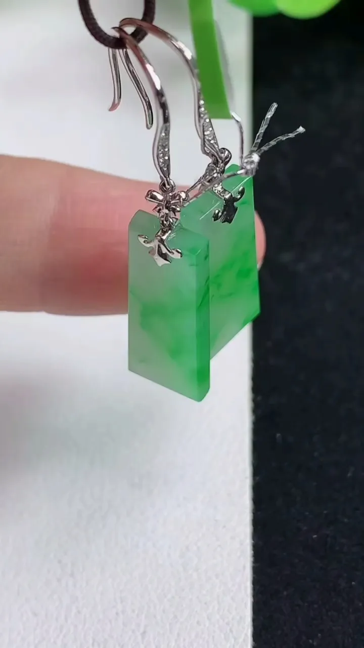 天然A货翡翠无事牌耳钩，尺寸22.2-8.5-2.4，重量:4.00g
5月13日