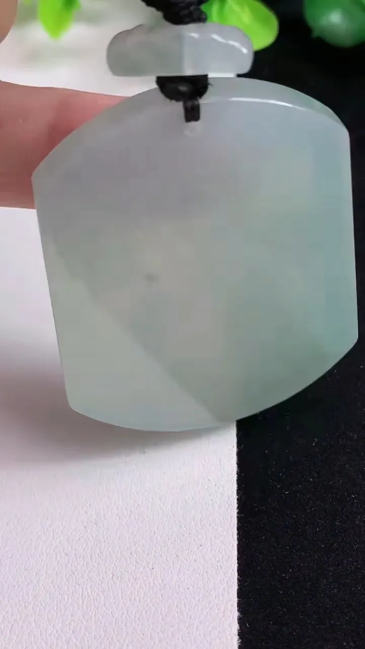 天然A货翡翠飘花仿古无事牌吊坠，尺寸52-42.2-6，重量:42.66g
5月13日