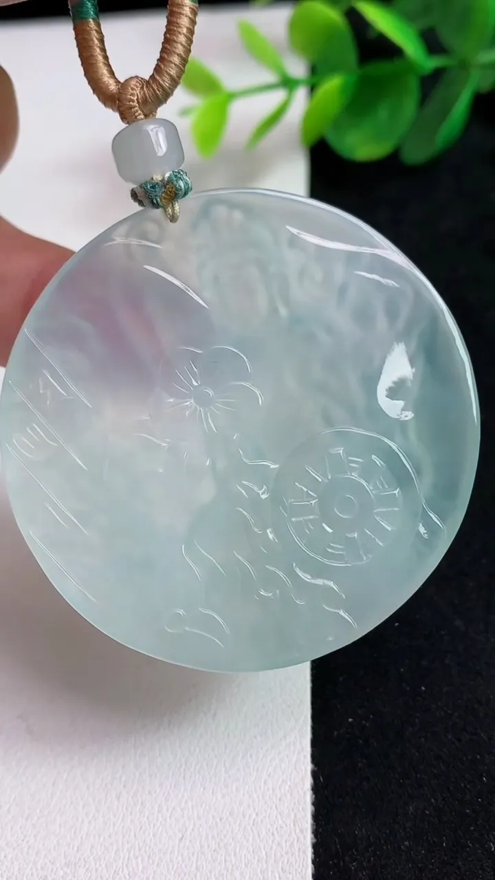 天然A货翡翠白冰虚空藏观音菩萨吊坠，尺寸51-5，重量:34.36g
5月13日
