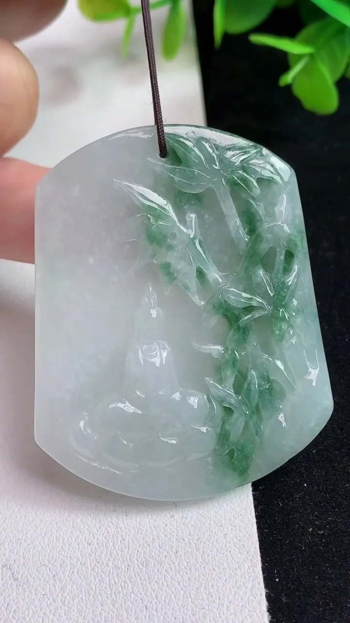 天然A货翡翠飘花观音菩萨吊坠，尺寸53-42.8-5.6，重量:28.70g
5月13日