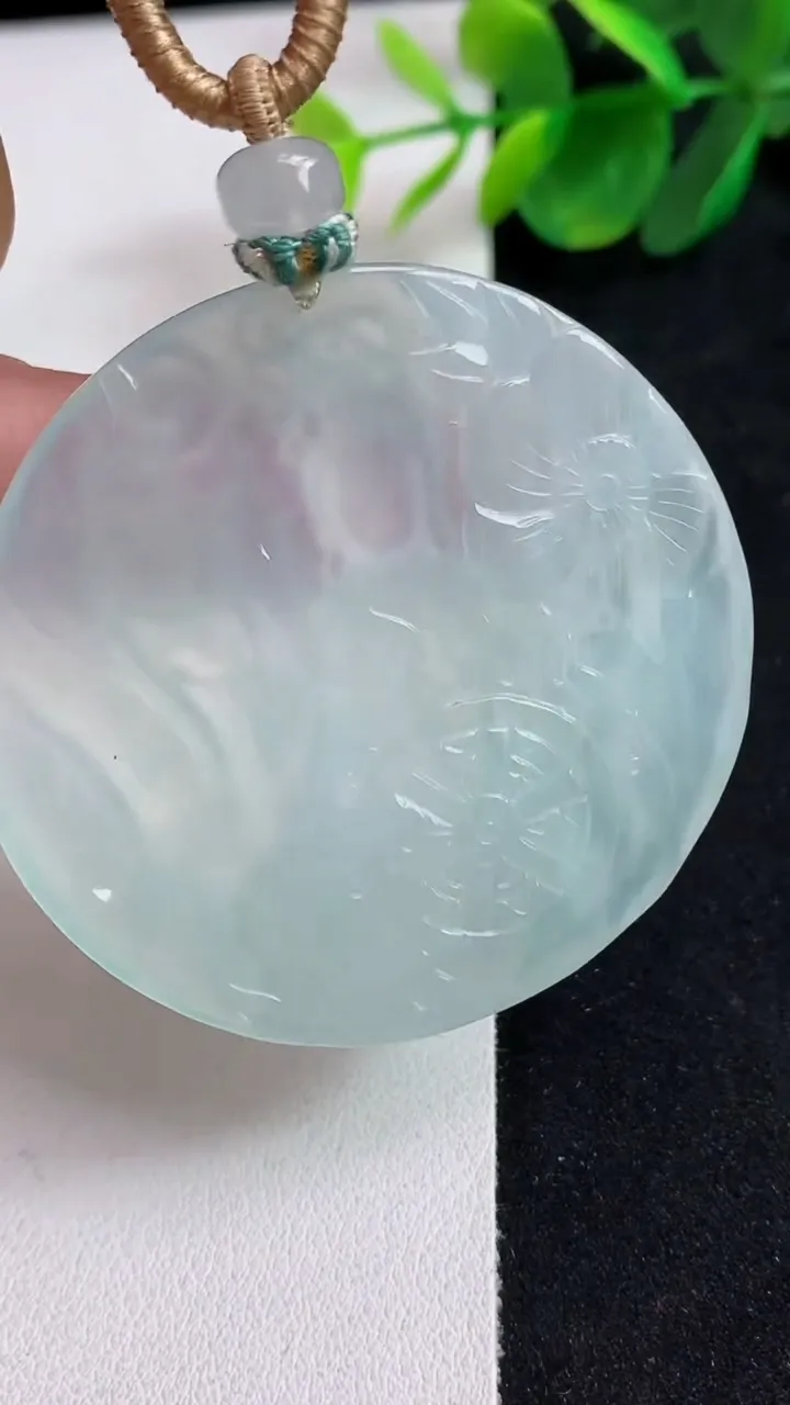 天然A货翡翠白冰虚空藏观音菩萨吊坠，尺寸50.5-5.3，重量:33.13g
5月13日