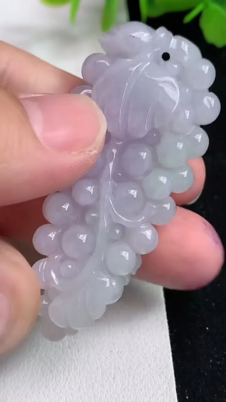 天然A货翡翠紫罗兰多子多福 葡萄吊坠，尺寸58.8-25.2-11.8，重量:29.33g
5月13日